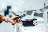 Längst keine Ausnahme mehr: Viele Menschen setzen heute auf die digitale Bankkarte und zahlen so mittels App per Smartphone oder Smartwatch.