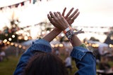 Igitt! Darum sollten Sie Festival-Bänder SOFORT danach entfernen