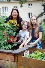 Vizebürgermeisterin und Wohnbahstadträtin Katrin Gaál beim Garteln mit Kindern.