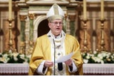 Peter Erdö, 72, Ungarn. Er gilt als Außenseiter und ist extrem konservativ. Er würde vom Franziskus-Kurs abkehren.