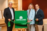 Bezirksvorsteher des 22. Bezirks, Ernst Nevrivy, mit Fatima Gustafsson, Managing Director von Homeland, und Johann Klein, Gremialobmann Elektro- und Einrichtungsfachhandel