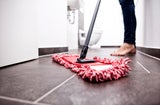 Heiße Wohnung? Warum Sie jetzt unbedingt Ihren Boden wischen sollten