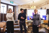 GF Vollpension Karin Hermann-Arnold mit Marvin Peters, Director Mobile bei Samsung Austria und Frau Marianne, Vollpension Oma und Senior Influencerin
