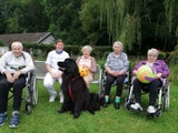 Therapiehund Topas baut Brücken zu allen auf.