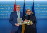andeshauptfrau Johanna Mikl-Leitner und LH-Stellvertreter Stephan Pernkopf präsentieren neues Handbuch und Baukulturerbepaket als Unterstützung für den Erhalt des Kulturerbes Kellergassen.&nbsp;