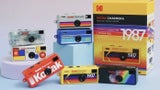 Retro-Look: Die Mini-Kamera gibt es in sechs Farben und einer seltenen transparenten Version.