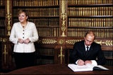 Merkel im Jahr 2006 mit Wladimir Putin in Paris.&nbsp;&nbsp;