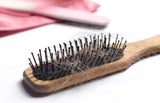 Fallen Ihnen gerade gefühlt mehr Haare aus als sonst? Das ist der Grund dafür