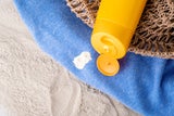 Sonnencreme-Flecken auf Kleidung entfernen: Diese Hausmittel helfen