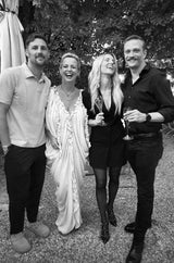Melissa Naschenweng lacht mit Michael Steinocher und den anderen Kollegen bei der Abschlussparty von "Herzklang"