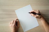Darum sollten Sie IMMER ein Blatt Papier in den Koffer legen