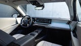Vom 16"-Zentral-Screen haben auch Biefahrer etwas.&nbsp;