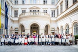 Die Sieger des SALON 2025 im Hof des Palais Niederösterreich in Wien. 