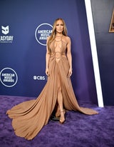 AMAs 2025: Jennifer Lopez schockt mit 8 Outfitwechseln auf der Bühne