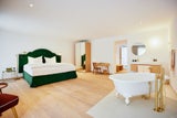 Zimmer mit freistehender Badewanne