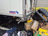 Kleinbus gegen Sattelschlepper