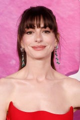 Vorher-Vergleich: Anne Hathaway im April 2024 mit deutlich müderem Blick und ersten Alterserscheinungen im Bereich des Mundes und der Kinnpartie.