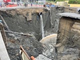 Gigantischer Krater in Bangkok: Straße stürzt 50 Meter tief ein