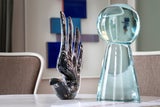 Aus Murano-Glas fertigt Wiedenhofer ihre Skulpturen, darunter die berühmten „Mensch, ärgere dich nicht“-Figuren aus der „Alea iacta est“-Installation.&nbsp;