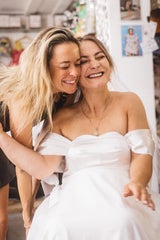 Kristina Vogel mit Austro-Designerin Marina Hoermanseder, die das Brautkleid für sie designte.