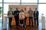 Amazon präsentierte den „KMU Impact Report: Yorck von Mirbach, Österreich Lead Amazon; Markus Windisch, Shoes4Dancers; Helene &amp; Julian Ziniel, Bauernladen Helene; Prof. Rico Baldegger, Vorstand ICSB; Thomas Oberholzner, Geschäftsführer KMU Forschung Austria(v. l.n.r.)