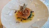 Zum Mittags-Lunch edles Lachsfilet mit frittierter Haut.