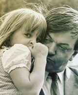 Mit diesem entzückenden Foto verabschiedete sich Kathi Nehammer auf Facebook von ihrem geliebten Vater, TV-Legende Peter Nidetzky.&nbsp;