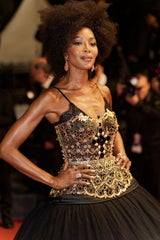 Cannes 2025: Schultern frei! Der Off-Shoulder-Trend erobert den Red Carpet
