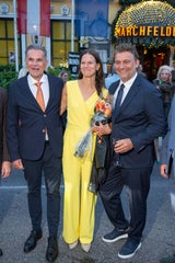 Jonas Kaufmann erhielt den Goldenen Johann Strauss (hier mit Gattin Christiane und Marchfelderhof-Chef Peter Großmann.