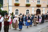 Im festlichen Zug ging es am Dirndlgwandsonntag in die Kirche.