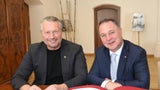 Vizekanzler Andreas Babler (re.) kommt auf Einladung von Bürgermeister Peter Molnar am "Roten Sonntag" nach Krems.