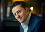 Am Pult feiert Tugan Sokhiev Premiere.