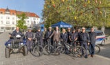 Bürgermeister Klaus Schneeberger (Mitte) mit dem Ordnungsdienst der Stadt Wiener Neustadt und dem Stadtpolizeikommando. 