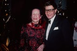 Designerin Diana Vreeland (hier mit Yves Saint Laurent) legte 1973 mit dem ersten Benefizabend im Metropolitan Museum den Grundstein für das alljährliche Spektakel.&nbsp;