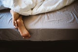 Deshalb sollten Ihre Füße beim Schlafen immer unter der Decke raushängen