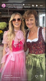 Hier hat Melissa plötzlich die Schleife rechts gebunden.&nbsp;