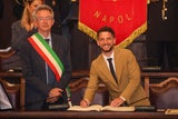 Mertens mit Neapel-Bürgermeister Gaetano Manfredi bei seiner Ehrung