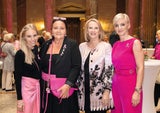 (v.li.) MADONNA-Herausgeberin Jenny Magin, Krebshilfe-GF und Pink Ribbon Mastermind Doris Kiefhaber und Daniela Schimke mit der Präsidentin. Im Oktober wird dank ihr auch heuer das Parlament wieder Pink tragen.
