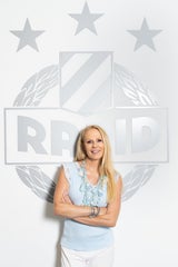 Kabarettistin Ulrike Kriegler in der neuen beruflichen Heimat ihres Partners Peter Stöger.&nbsp;