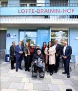 (v.l.n.r.) Karin Ramser (Direktorin Wiener Wohnen), Bürgermeister Michael Ludwig, Elfriede Jelinek, Familie Brainin, Kulturstadträtin Veronika Kaup-Hasler, Vizebürgermeisterin und Wohnbaustadträtin Kathrin Gaál, Bezirksvorsteher Ernst Nevrivy und Paul Steurer (Direktor Wigeba) 