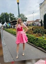 Melissa Naschenweng trägt die Dirndlschleife links.&nbsp;