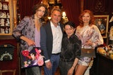 Peter Großmann und La Hong mit Models