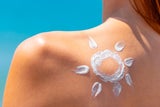 Sonnenschutz-Mythen im Check: Was stimmt – und was ist völliger Quatsch?