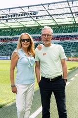 Fußball-Liebe: Die Kabarettistin ist genauso gerne im Stadion wie der Trainer selbst.  