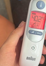 Das Fieberthermometer zeigte 40,2 Grad an.