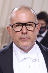 Jony Ive, ehemaliger Apple-Designer, prägte das Aussehen und die Bedienung ikonischer Geräte wie iPod, iPhone und iMac.&nbsp;