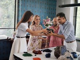 In Jaipur ließ die Leiterin des Edelsteineinkaufs, Lucia Silvestri, Priyanka Chopra in die Geheimnisse ihres Berufs eintauchen.&nbsp;&nbsp;