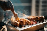 Achtung: Dieses beliebte Getränk sollten Sie beim Grillen weglassen!