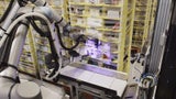 Der Roboter Vulcan bei der Arbeit in einem Amazon-Lagerhaus – er erkennt Objekte durch Berührung.&nbsp;