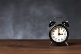 Ist kein Zufall! Deshalb wachen wir immer wieder um 3 Uhr nachts auf